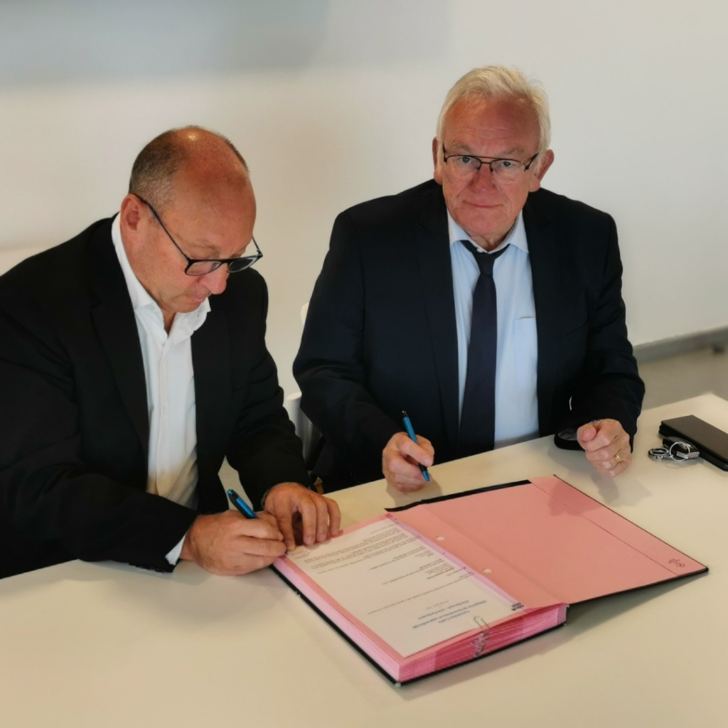 Photo Signature de convention - Groupe Renault - CMA Manche 50 Photo Signature de convention - Groupe Renault - CMA Manche 50