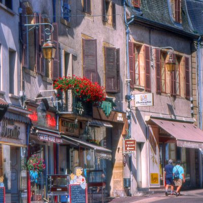 une passante dans une rue pietonne