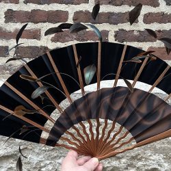 un-air-d-opera-bois-de-palissandre-poli-soie-haute-couture-et-plumes-d 600